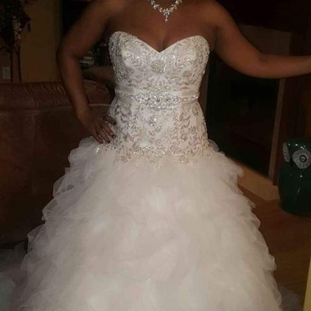 Wedding Dress - Never worn, size 8p